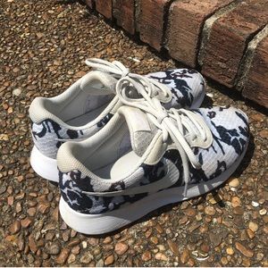 Nike Tanjun stunning Shoes (Rare Pattern)